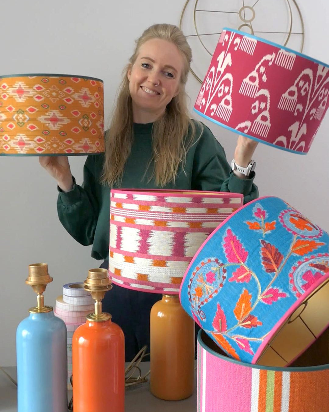 Cynthia tussen haar handgemaakte lampen en lampenkappen